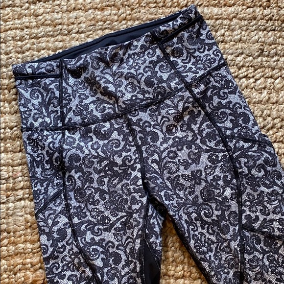 Lululemon Outrun 17" Crop pockets reflective - Picture 3 of 13